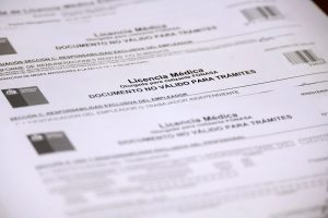 Senadores proponen endurecer sanciones para funcionarios que usen licencias médicas fraudulentas