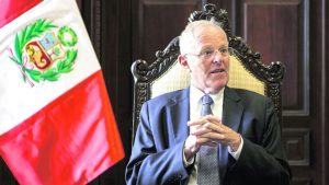 Pedro Pablo Kuczynski intenta salir de Perú en medio de investigación judicial