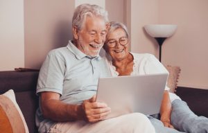 La importancia de la educación digital y financiera para proteger a los adultos mayores