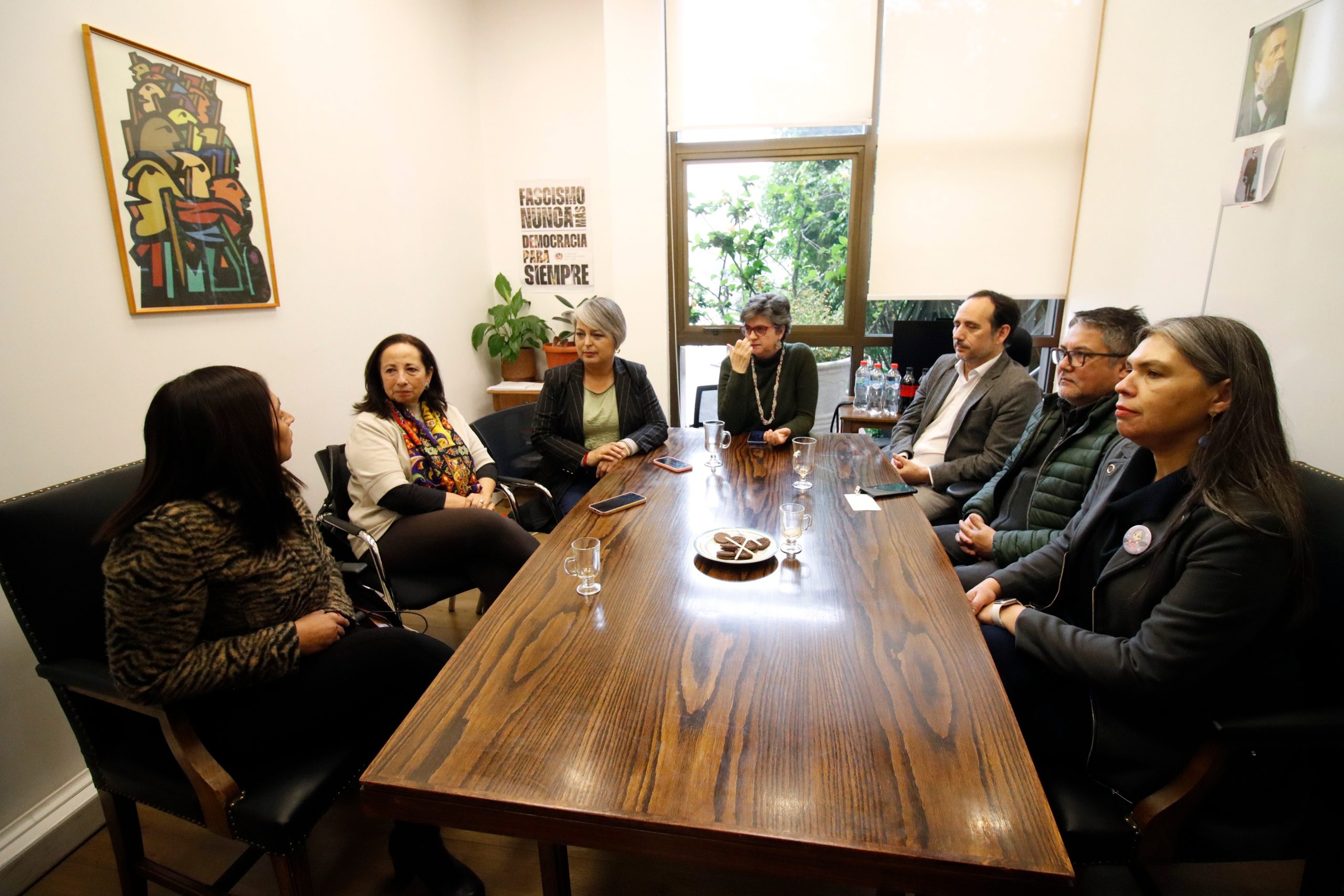 Jeannette Jara asiste al lanzamiento de libro sobre la caída de Monsalve en un acto inédito en la política chilena