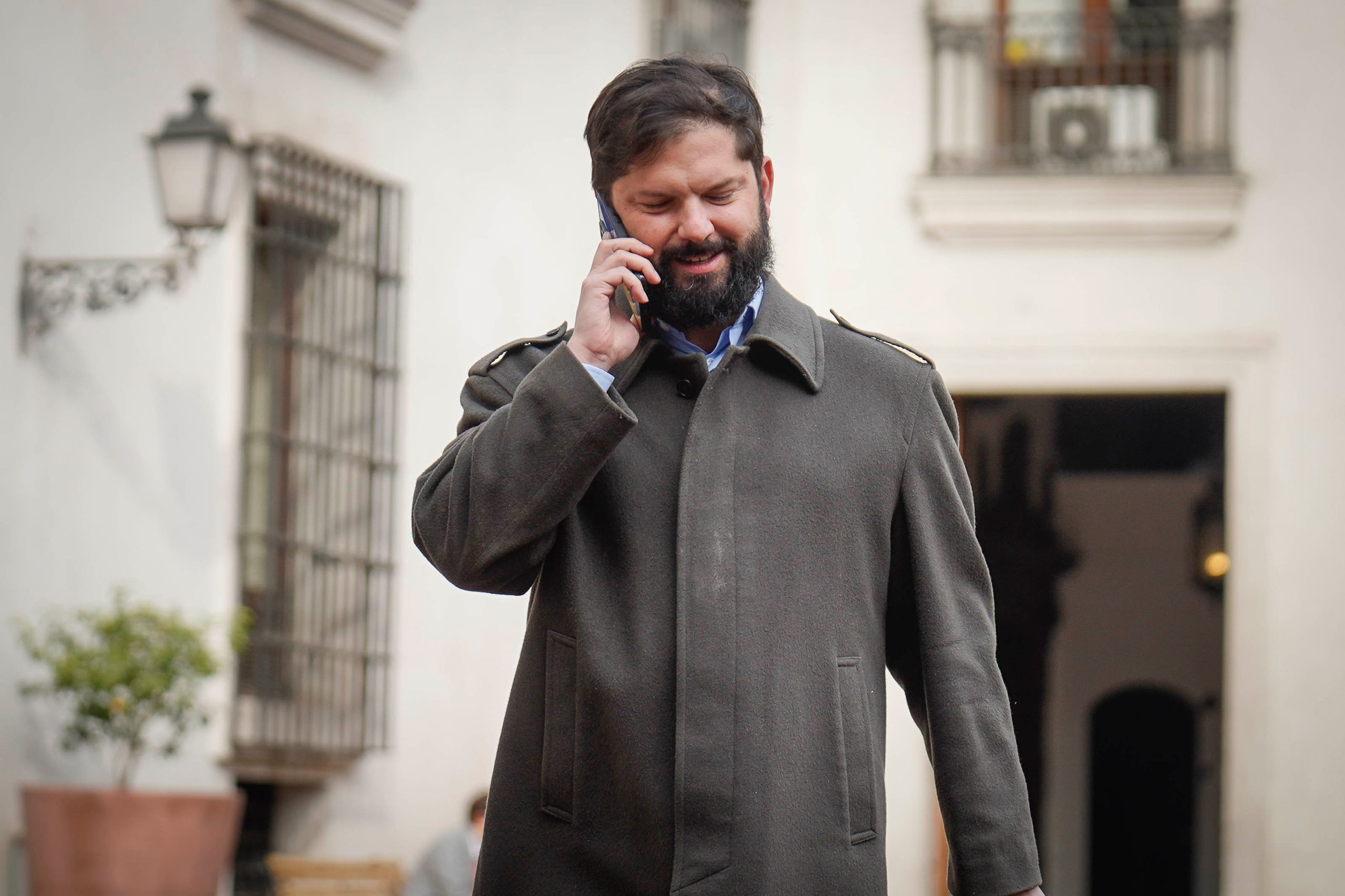 Reacciones polarizadas en Chile tras condena de Boric al ataque estadounidense en Irán