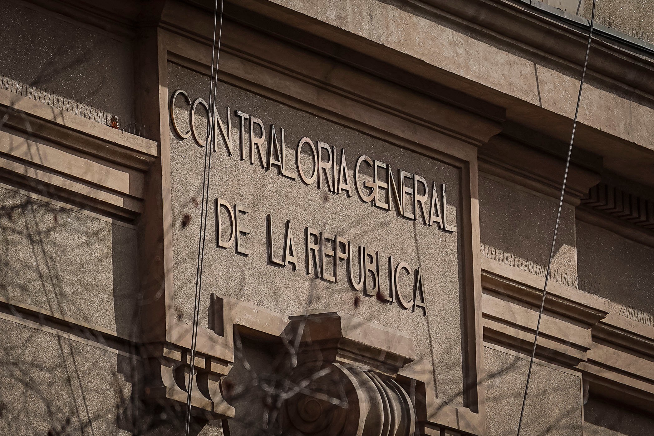 Informe de Contraloría revela irregularidades fiscales por más de 1,5 billones de pesos en el Estado chileno