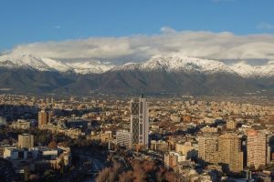 FMI advierte que el crecimiento económico de Chile será más lento que en los años 90