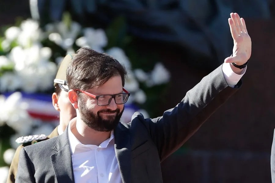 Gabriel Boric inicia permiso paternal tras el nacimiento de su primera hija, un hecho histórico en Chile