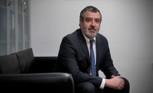 Fracaso en licitación de Fonasa genera críticas y cuestionamientos a director Camilo Cid