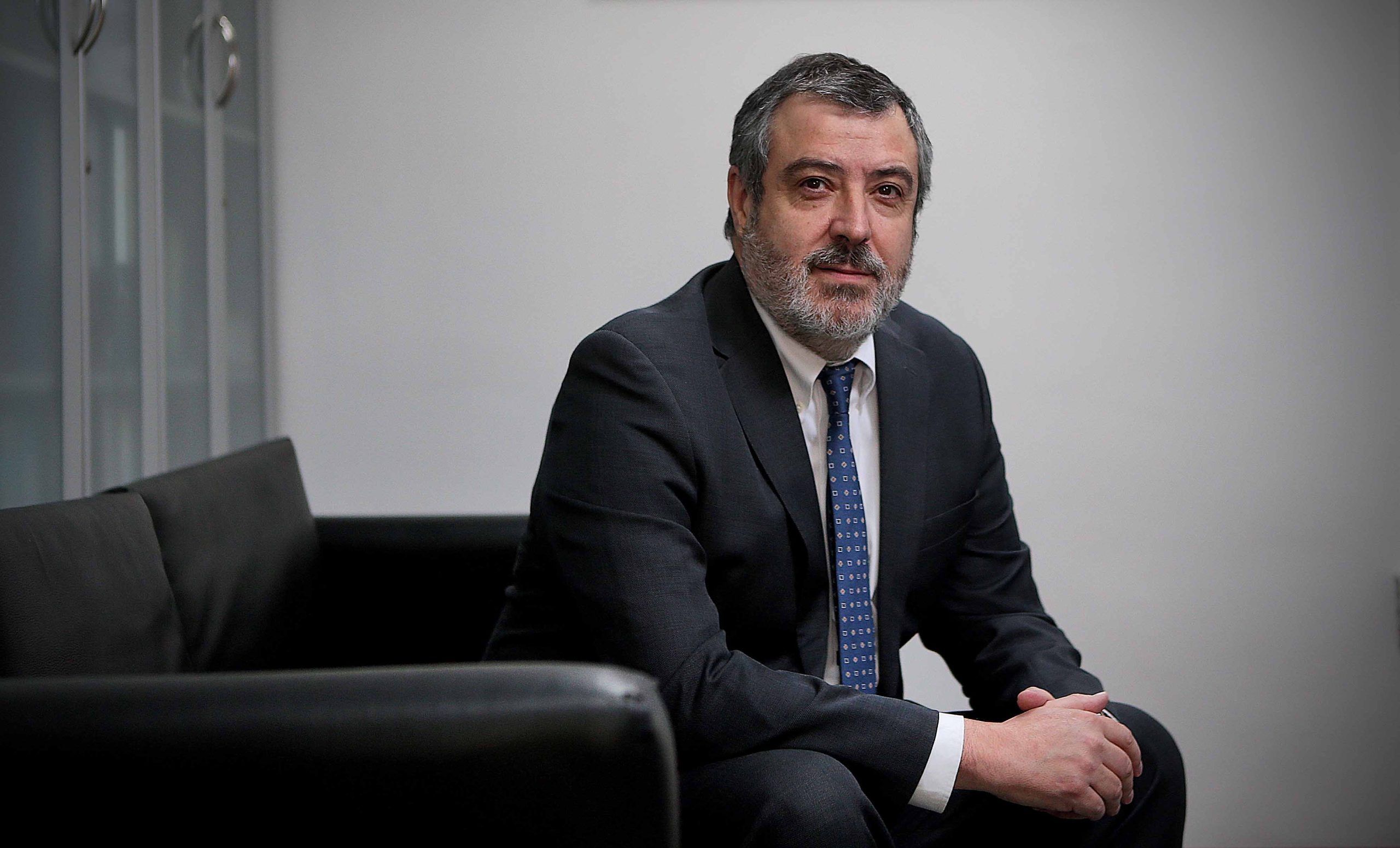 Fracaso en licitación de Fonasa genera críticas y cuestionamientos a director Camilo Cid