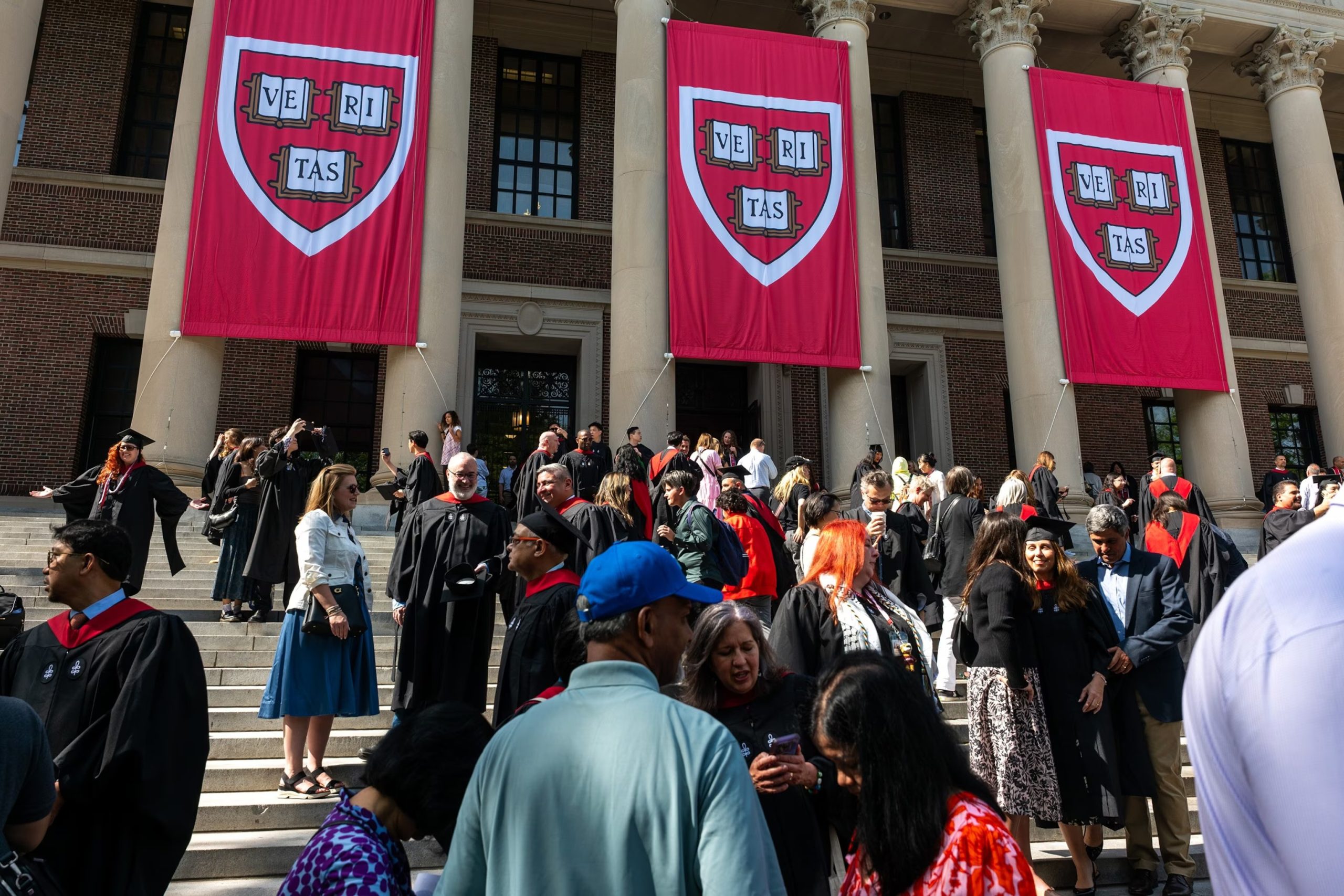 Juez federal detiene suspensión de Harvard para estudiantes internacionales