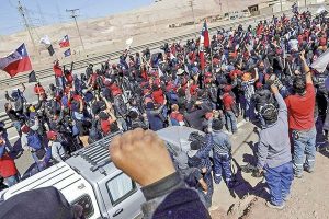 Tribunal ordena el embargo del bono de conflicto a 105 trabajadores de Escondida en un fallo inédito