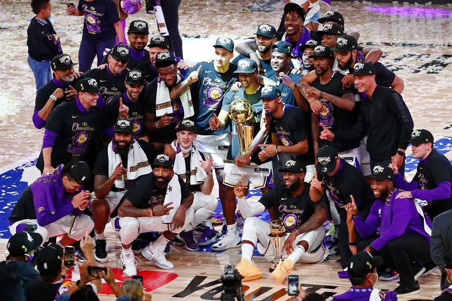 Los Angeles Lakers cambian de dueño en la transferencia más costosa en la historia del deporte mundial