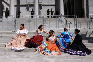 Gobernadores demócratas defienden la seguridad fronteriza y rechazan abusos migratorios de Trump