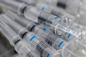 Más de 5 millones de vacunas vencidas entre 2021 y 2024 generan críticas y llamados a investigar en el Congreso