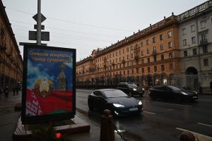 Bielorrusia libera a 14 presos políticos tras visita diplomática de EE.UU.