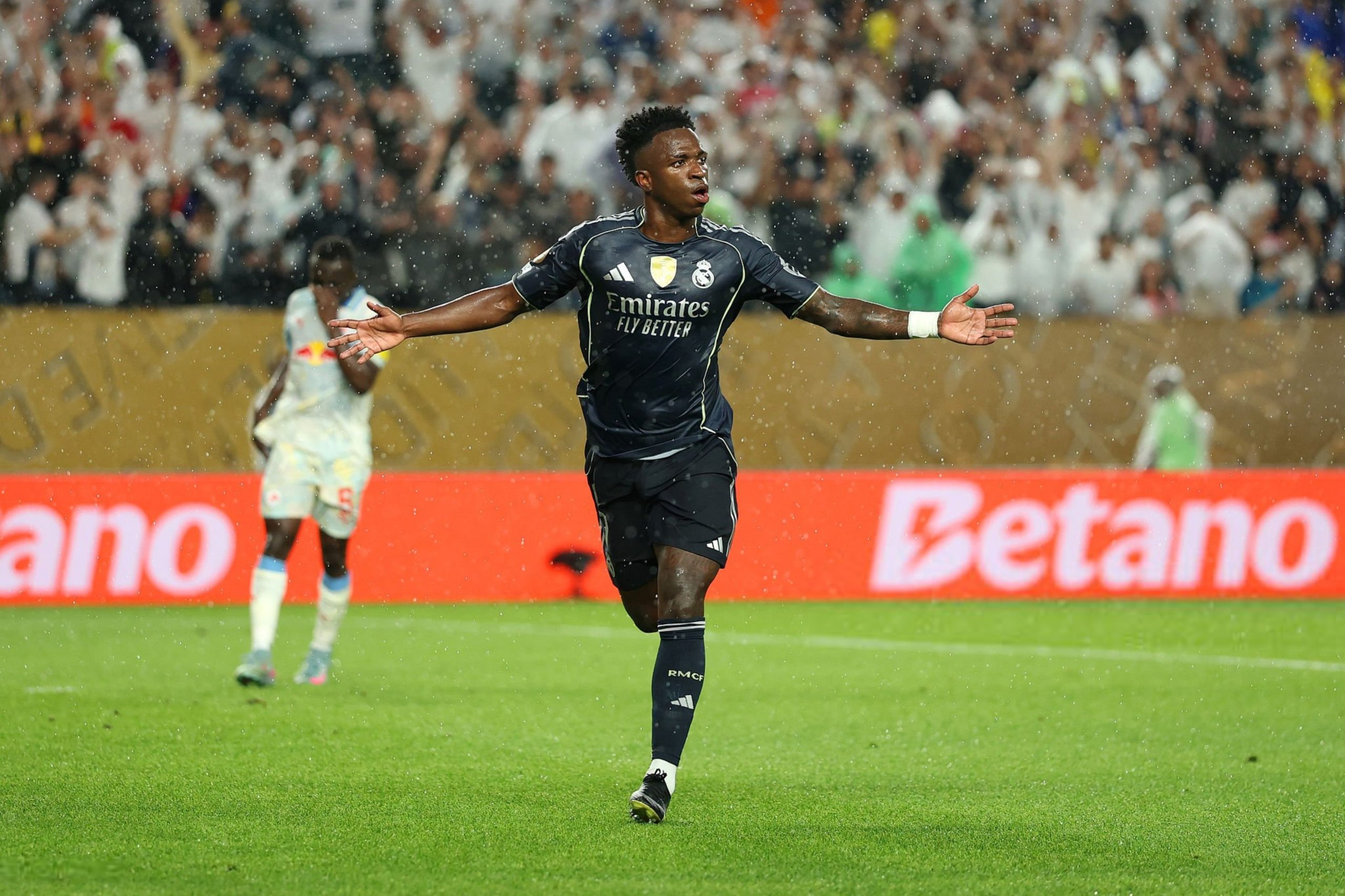 Real Madrid avanza como líder y esquiva al Manchester City en octavos del Mundial de Clubes