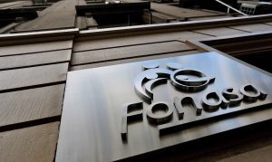 Fonasa declara desierta licitación clave para su nueva modalidad de seguro y pone en duda inicio en 2025