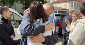 Bielorrusia libera a 14 presos políticos, incluido el líder opositor Siarhei Tsikhanouski