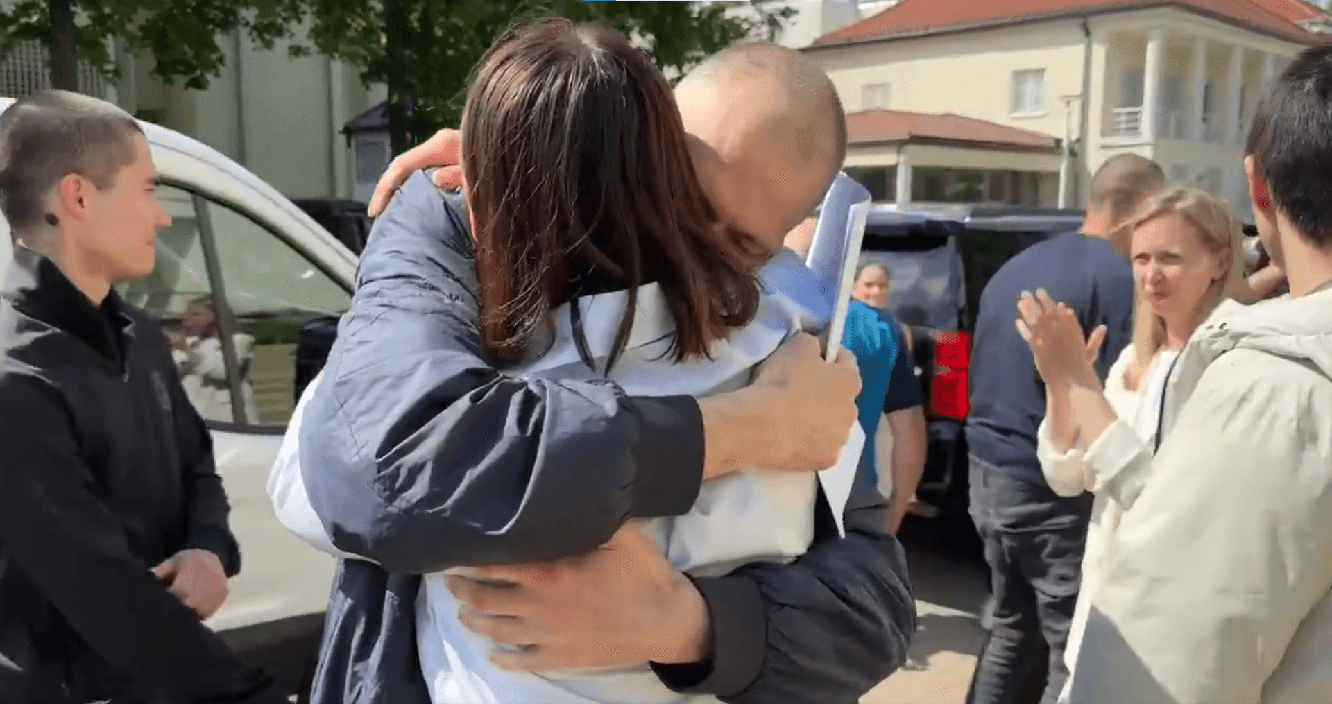 Bielorrusia libera a 14 presos políticos, incluido el líder opositor Siarhei Tsikhanouski