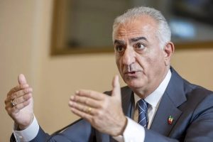 Hijo del último sha de Irán llama a un levantamiento popular y anuncia plan de transición democrática