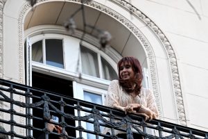 Cristina Fernández recibe arresto domiciliario en medio de movilizaciones en Argentina