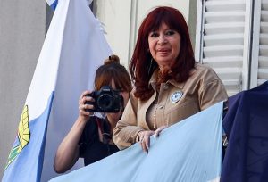 Cristina Fernández de Kirchner enfrenta arresto domiciliario tras condena por corrupción en Argentina