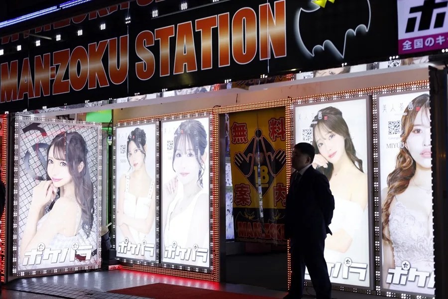 Auge del turismo sexual en Kabukicho, el barrio rojo de Tokio