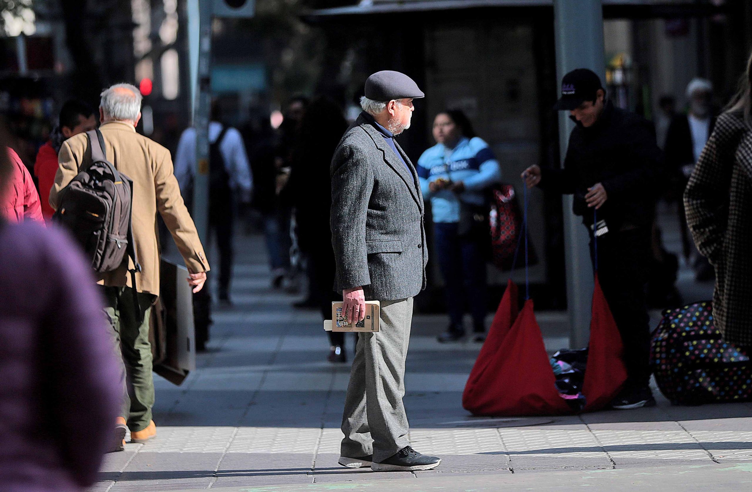 Gobierno propone limitar contribuciones para adultos mayores de bajos ingresos