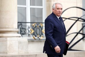 Francia planea implementar controles de seguridad en escuelas tras trágico asesinato de auxiliar escolar