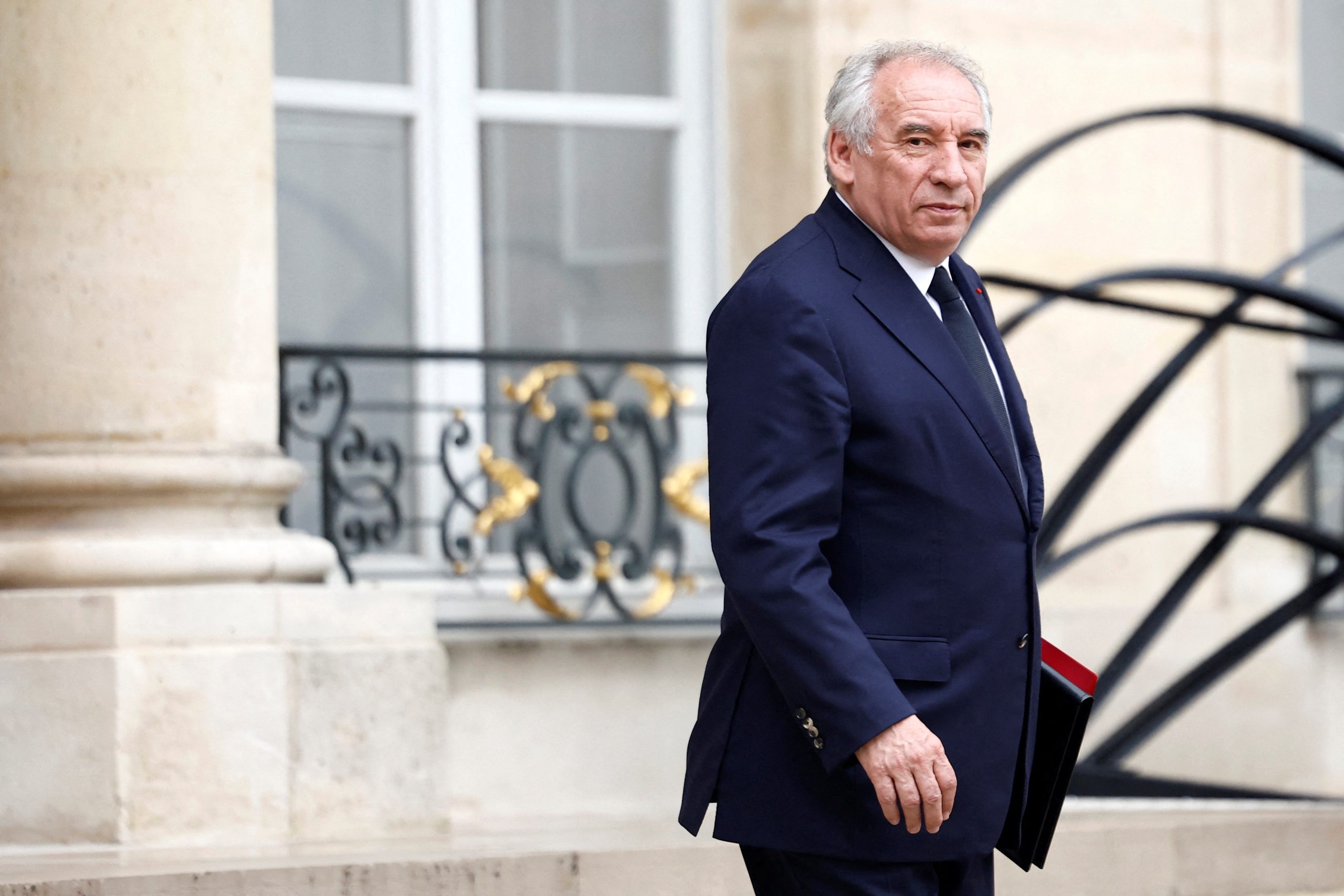 Francia planea implementar controles de seguridad en escuelas tras trágico asesinato de auxiliar escolar