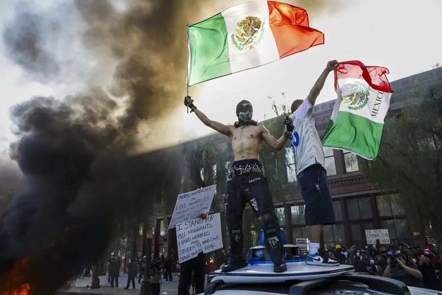 Controversia por el uso de la bandera mexicana en protestas migratorias en Los Ángeles
