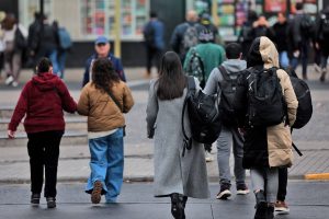 Estudio revela que la reducción en la informalidad laboral en Chile se debe principalmente a un aumento en la inactividad y el desempleo, con efectos diferenciados por género