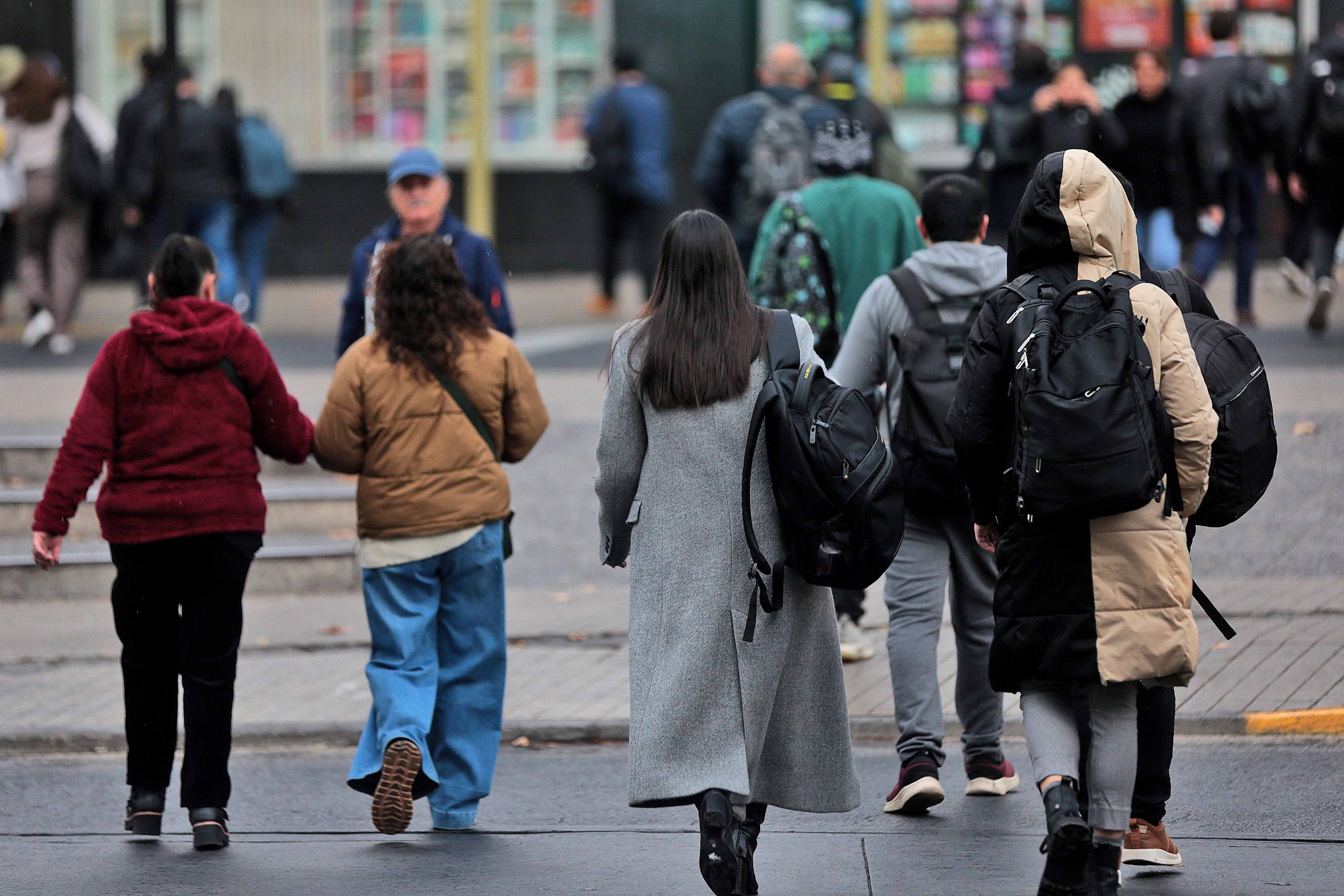 Estudio revela que la reducción en la informalidad laboral en Chile se debe principalmente a un aumento en la inactividad y el desempleo, con efectos diferenciados por género