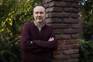 Experto en filosofía advierte sobre riesgos y factores sociales en la creciente disforia de género en adolescentes