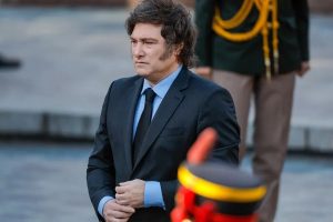 Milei autoriza a la Policía Federal Argentina a realizar requisas y detenciones sin orden judicial