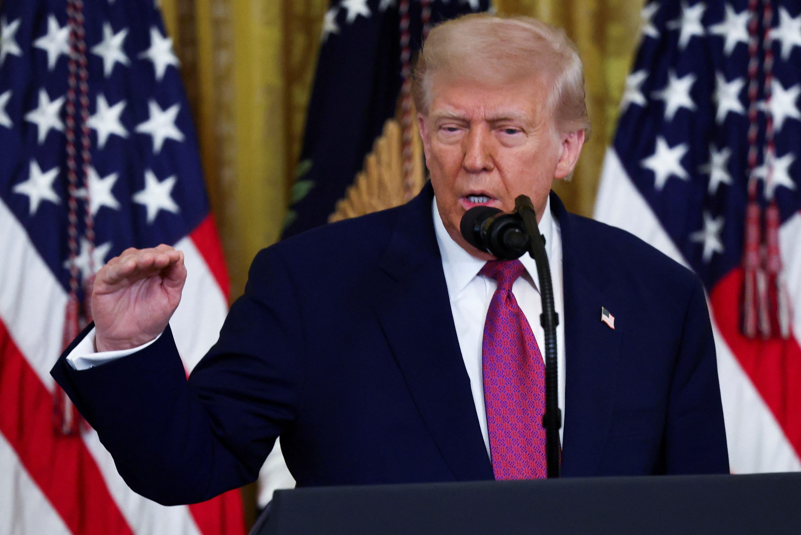 Estabilidad en la aprobación presidencial en EE.UU. pese a rechazo en inmigración, según encuesta