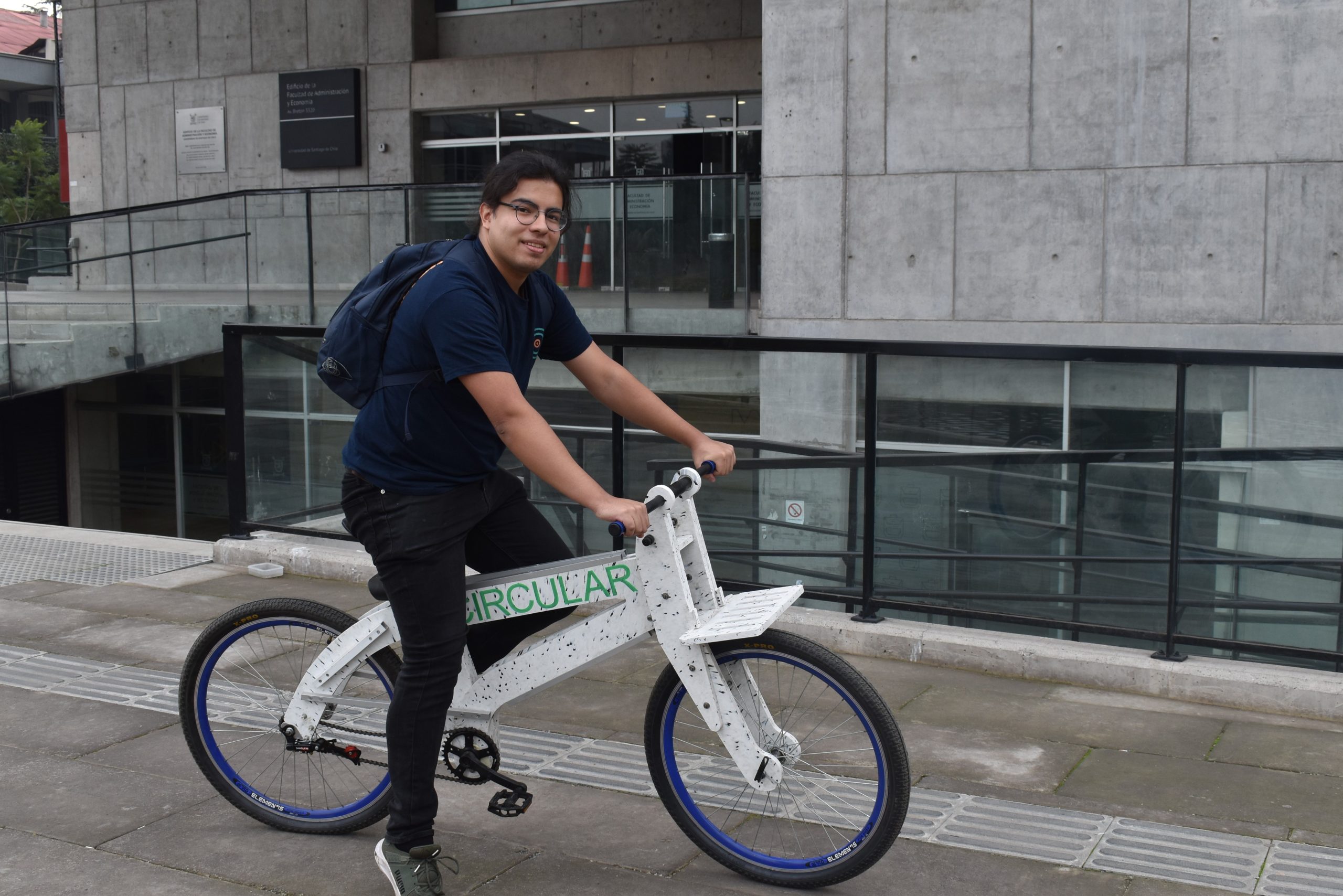 Proyecto universitario de bicicletas de plástico reciclado recibe $15 millones de Corfo para expandir sistema en Usach