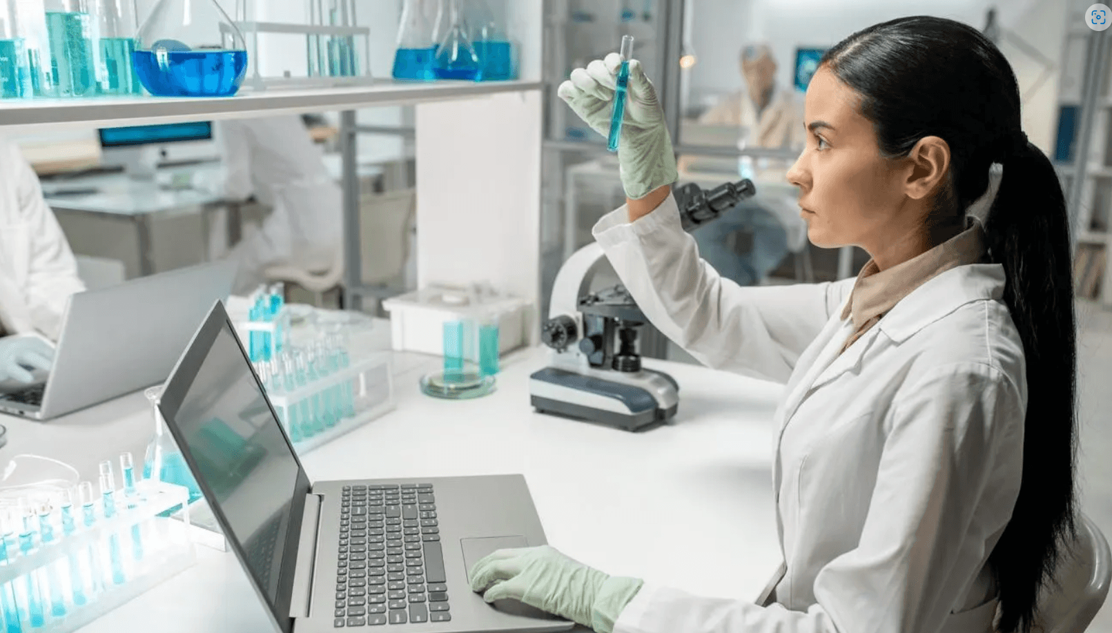 Cinco universidades chilenas destacan en el ranking internacional de investigación Nature Index 2025