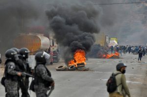 Violentos enfrentamientos en Bolivia dejan tres policías muertos durante operaciones de desbloqueo de rutas