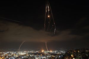 Irán desafía la protección aérea de Israel con una intensa ola de misiles