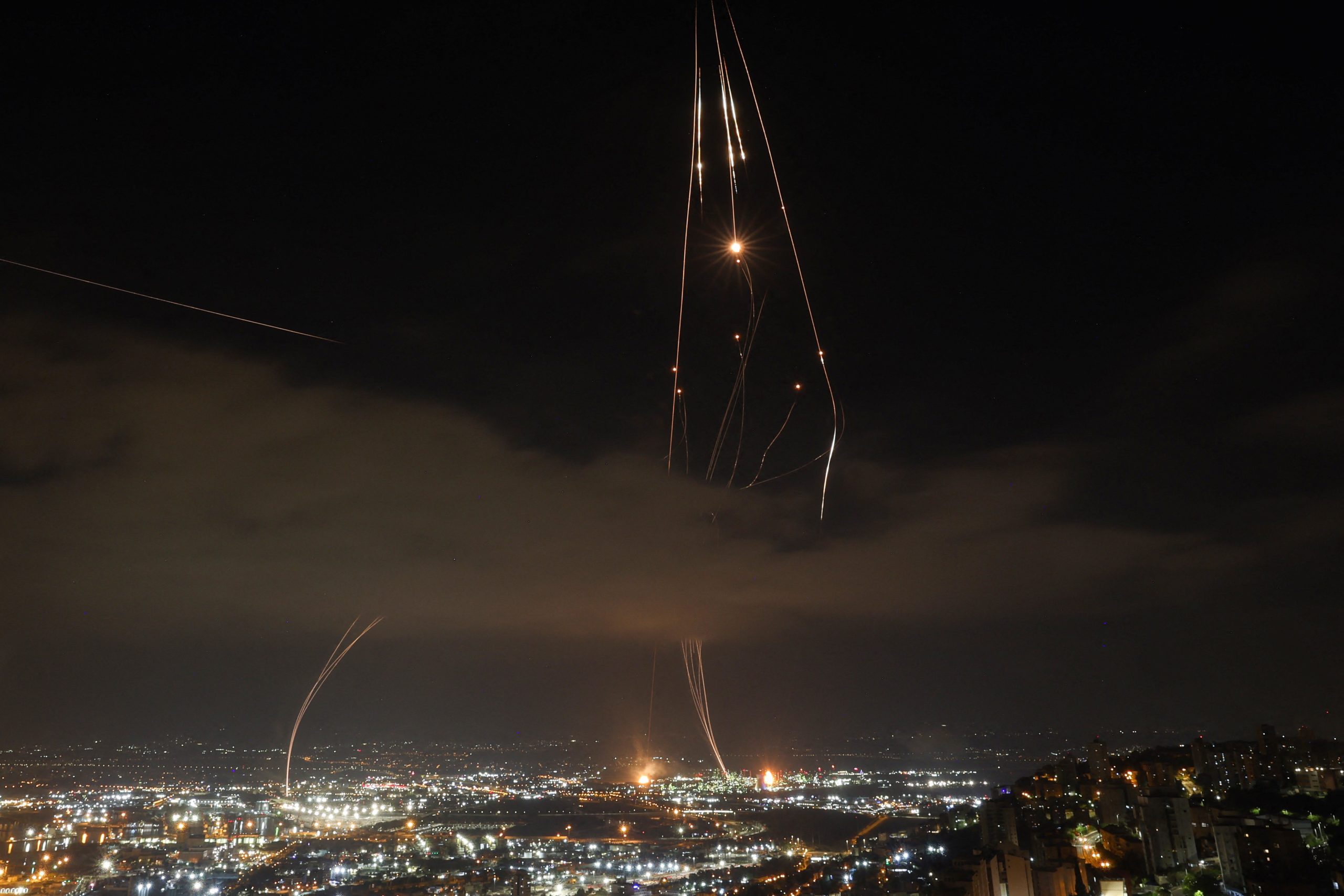 Irán desafía la protección aérea de Israel con una intensa ola de misiles