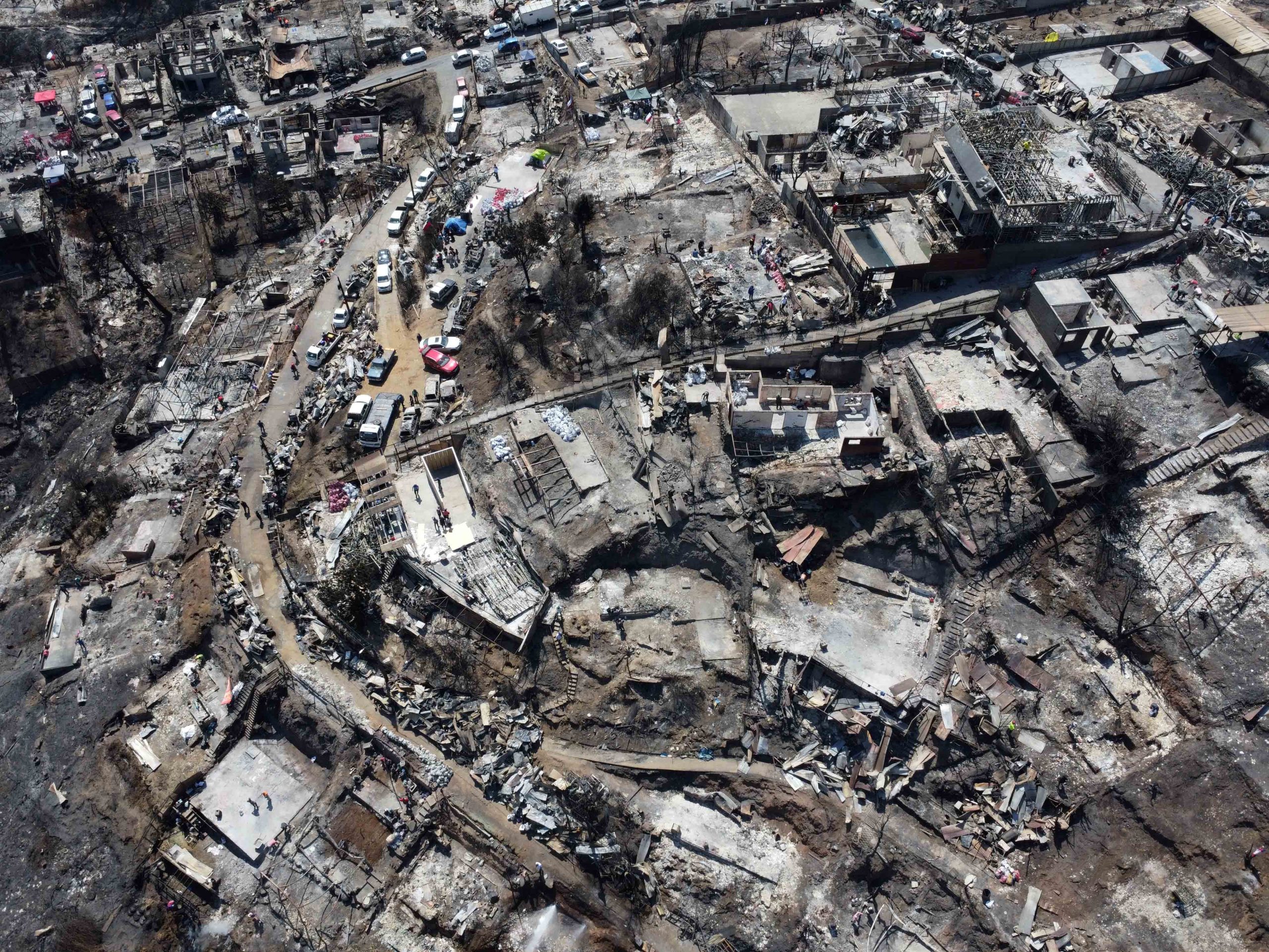 Damnificados por megaincendio en Valparaíso exigen liderazgo único en proceso de reconstrucción