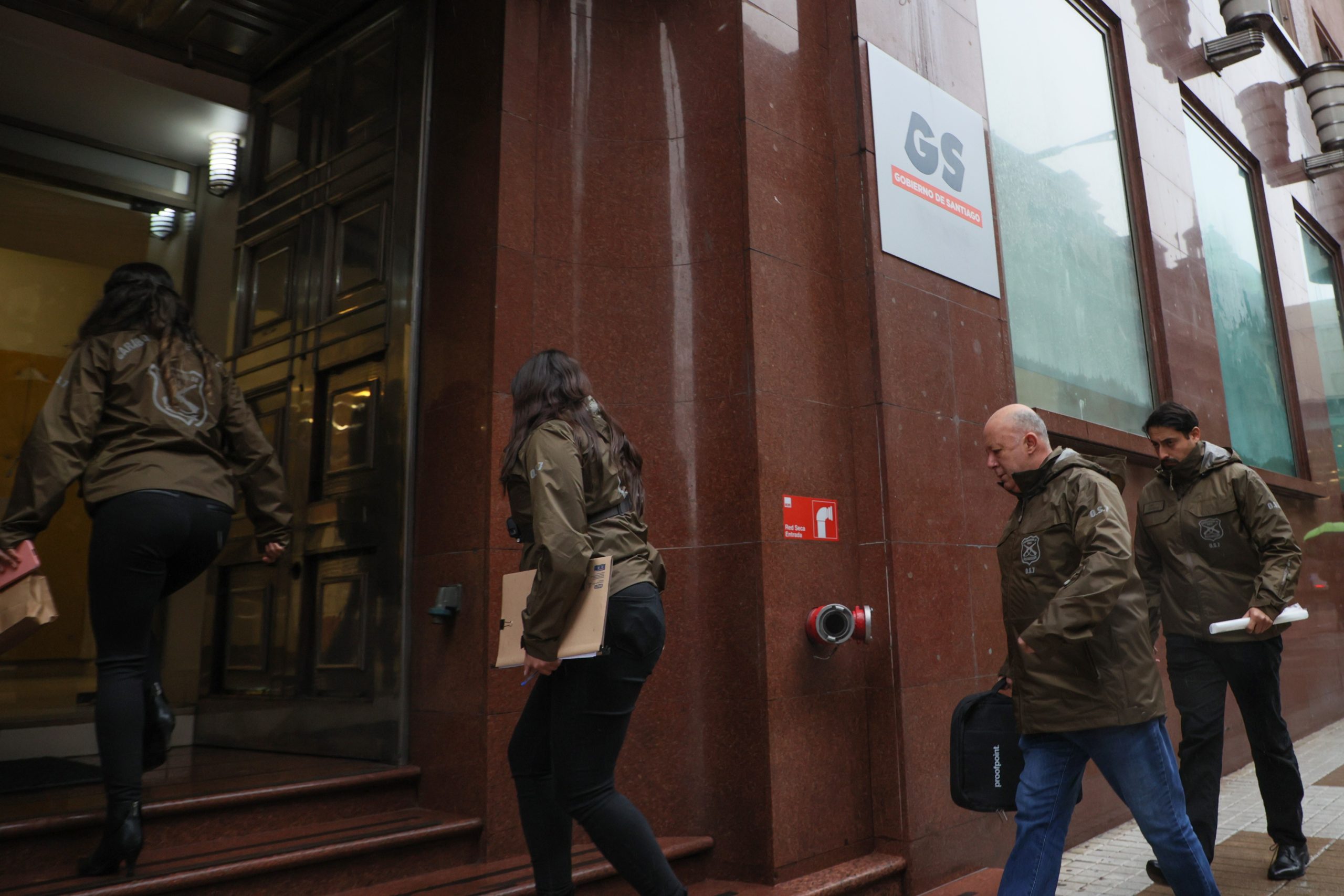 Fiscalía investiga posible fraude al fisco por financiamiento de coaching en Gobierno Regional de Santiago