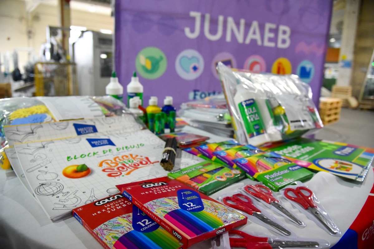 Junaeb asegura haber finalizado la entrega de útiles escolares 2024 tras informe de Contraloría