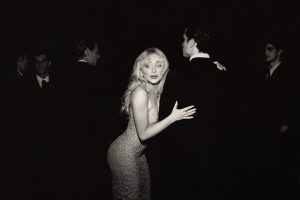 Sabrina Carpenter lanza nueva portada para su álbum tras controversia