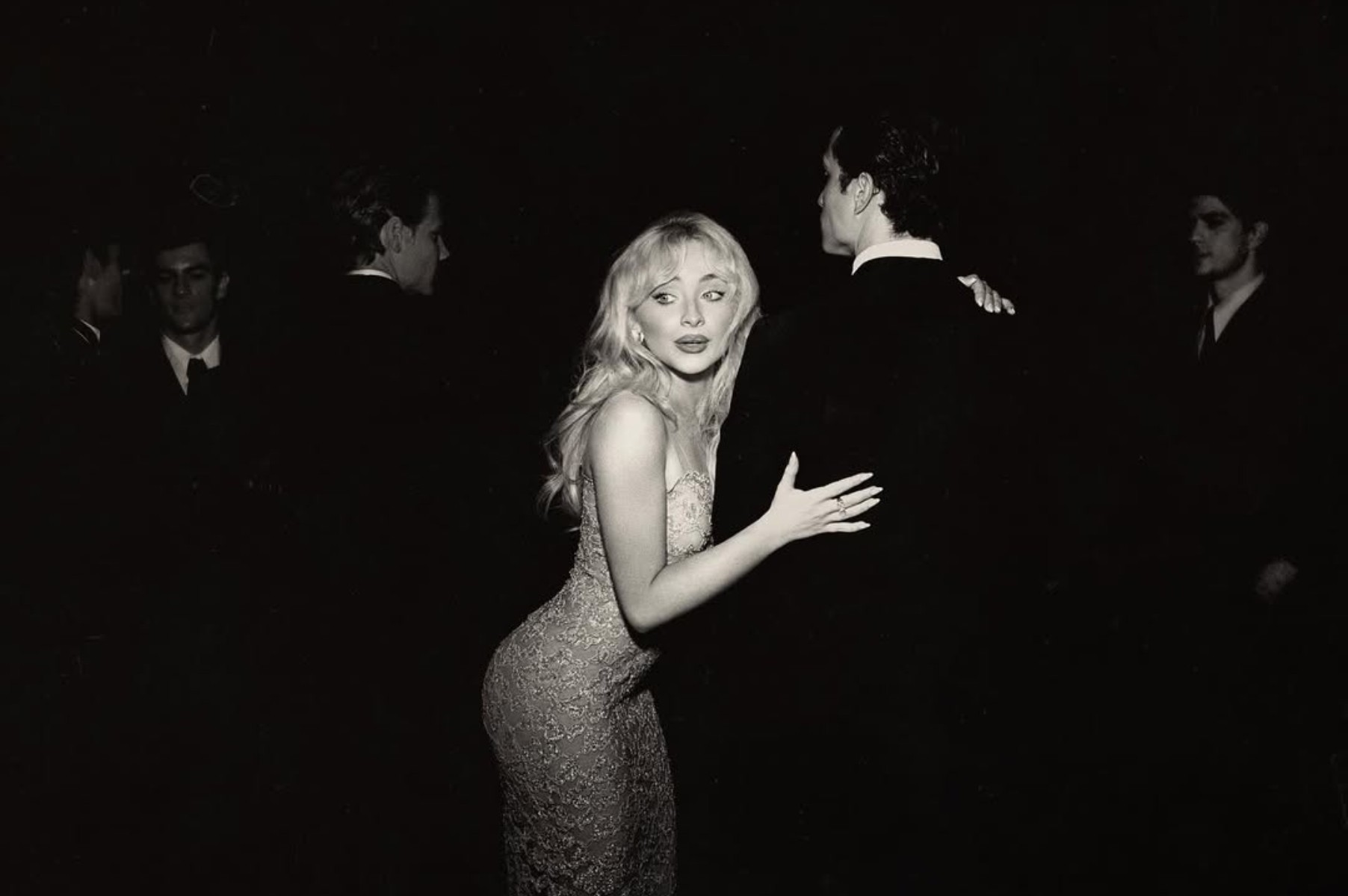 Sabrina Carpenter lanza nueva portada para su álbum tras controversia