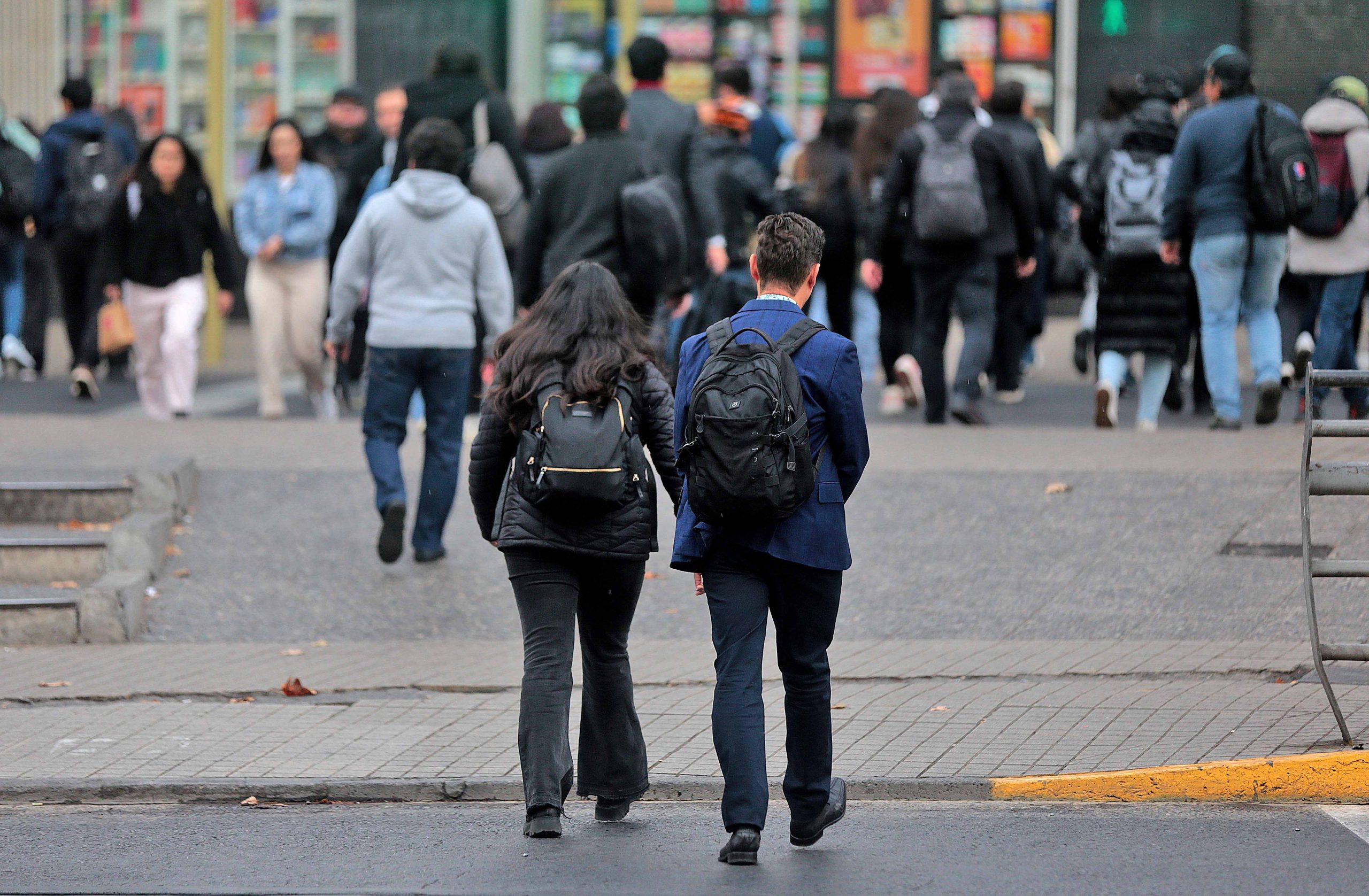 Chile percibe la inteligencia artificial como clave para el futuro laboral, según estudio del Banco Santander