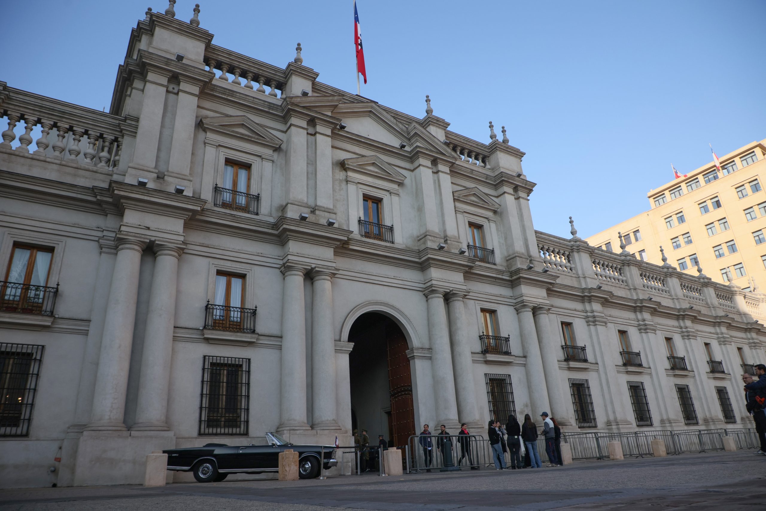 Contraloría rechaza sumario por muerte de gasfiter en La Moneda y ordena reabrir investigación
