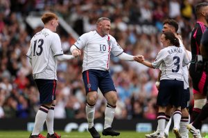 Actriz británica sorprende en partido benéfico en Old Trafford junto a exfutbolistas
