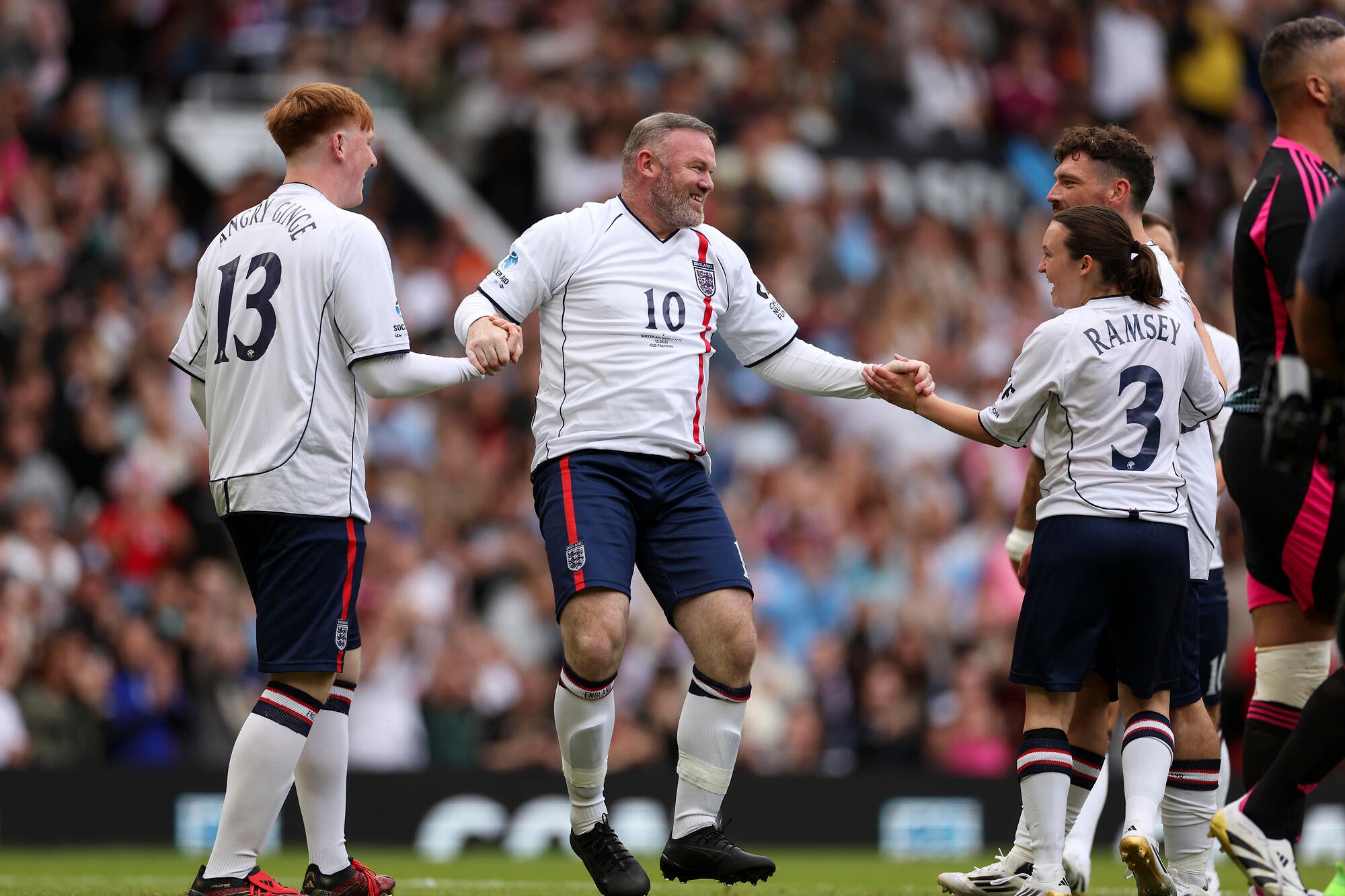 Actriz británica sorprende en partido benéfico en Old Trafford junto a exfutbolistas