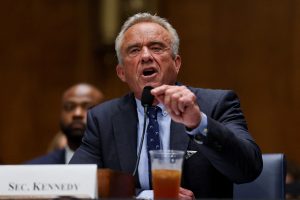 Relevancia y controversia en la revisión de comités de vacunas en EE.UU.