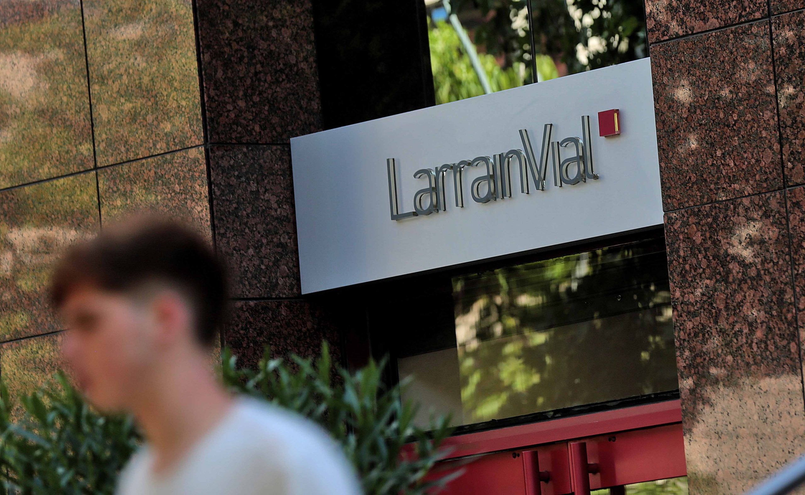 Querellantes apelan para anular suspensión condicional a ejecutivos de Larraín Vial en caso Factop