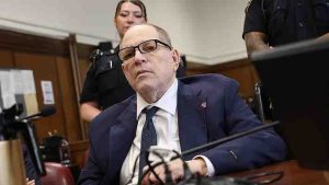 Juez anula juicio contra Harvey Weinstein por amenazas en jurado y reprograma proceso